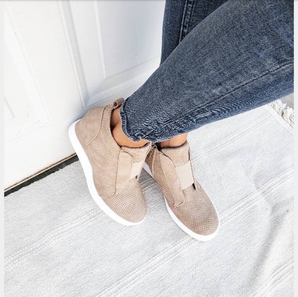 🚨//Summer Essentials// Taupe Wedge Sneaker - Picture 3 of 8